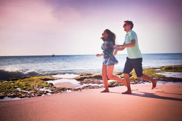 Couple running at the beach — Stock Photo, Image