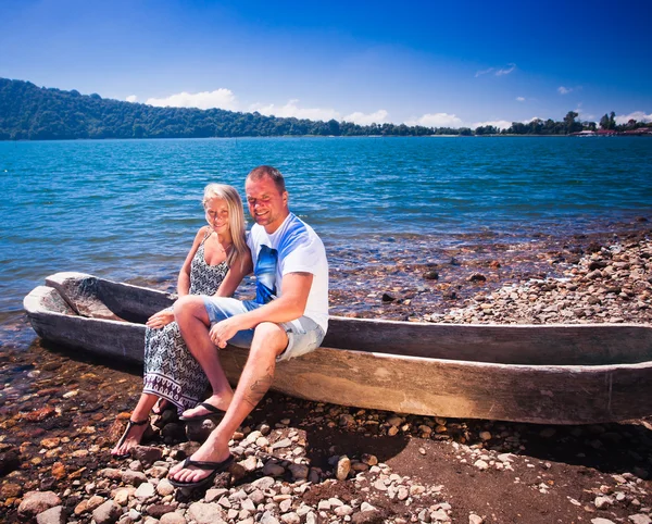 Glückliches Paar am See — Stockfoto