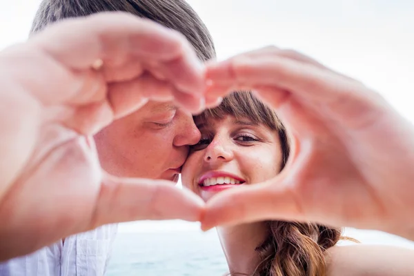 Casal maduro com sinal de amor — Fotografia de Stock