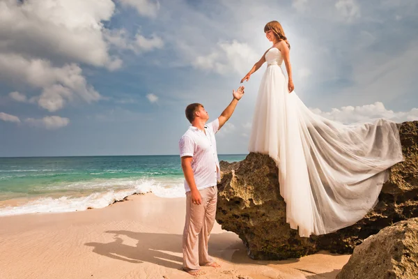 Mann macht Freundin einen Heiratsantrag — Stockfoto