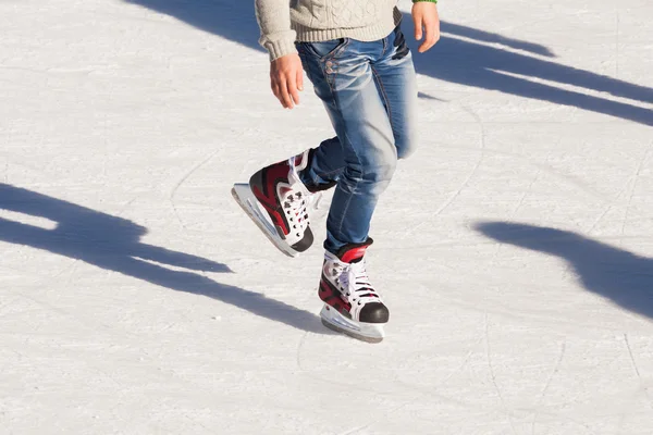 Adulte à la patinoire — Photo