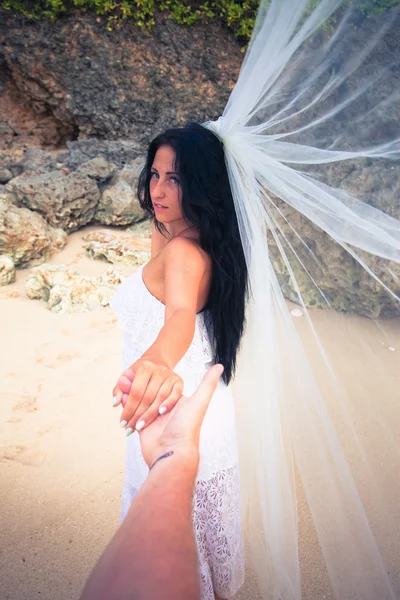 Braut mit Brautschleier — Stockfoto