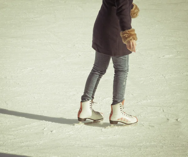 Junges Mädchen auf der Eisbahn — Stockfoto