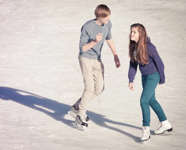 Image d'un groupe d'adolescents sur la glace — Photo