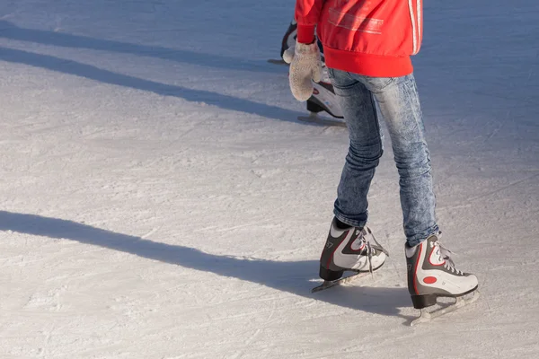 Jeune fille à la patinoire — Photo