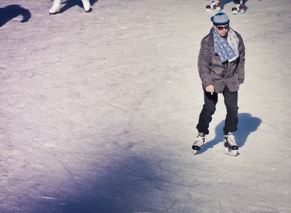 Adulte mature à la patinoire — Photo