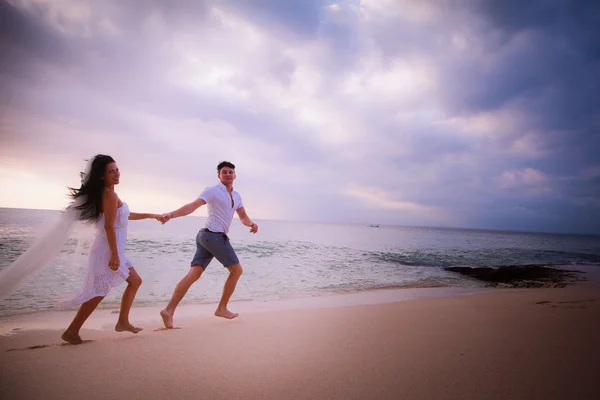 Casal correndo na praia — Fotografia de Stock