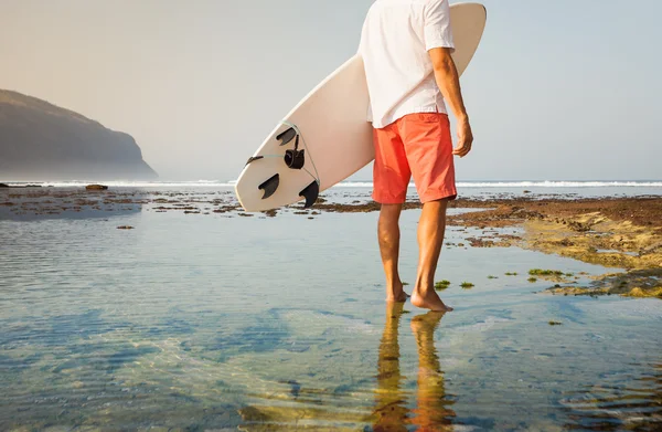 Surfeur avec planche de surf sur une côte — Photo