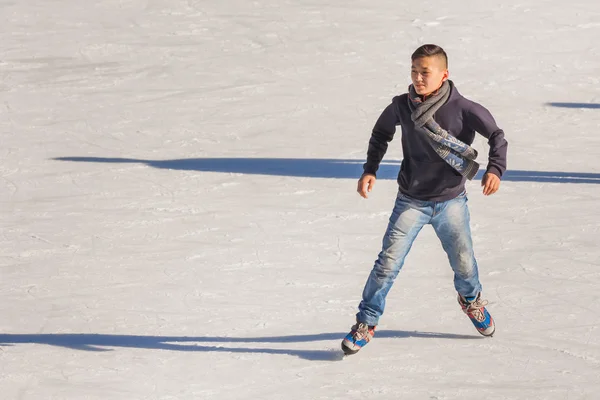 Jeune homme à la patinoire — Photo