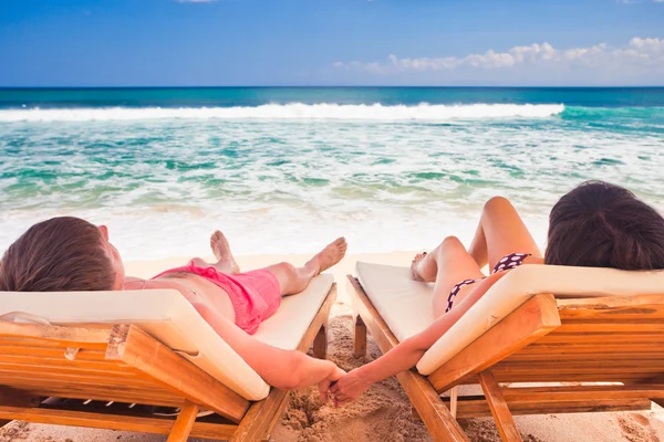 Wedding couple resting near the blue ocean — Stock Photo, Image