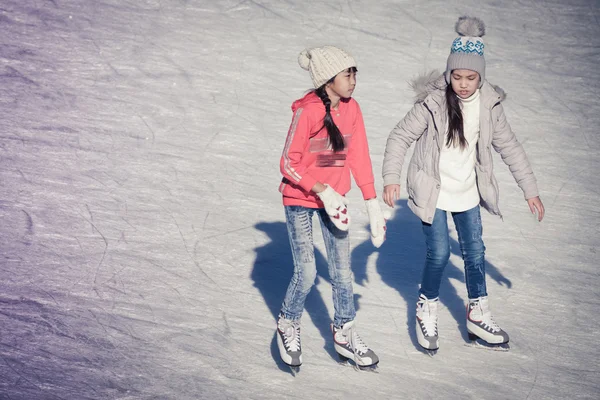 Image du groupe d'enfants sur la glace — Photo