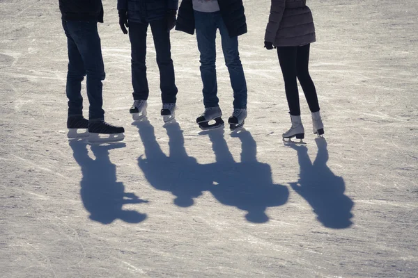 Ombre fond de groupe d'adolescents sur la glace — Photo