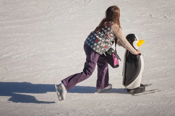 Bambina in abiti invernali pattinaggio su pista di ghiaccio — Foto Stock