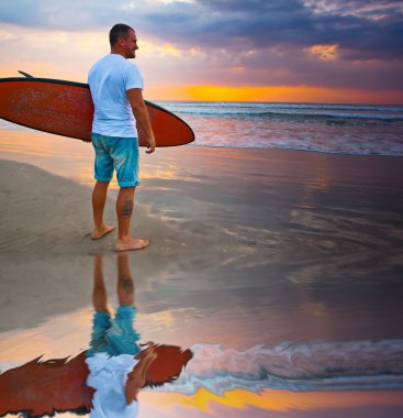 Sörfçü mavi okyanus