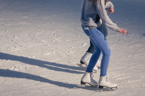 Junges Mädchen auf der Eisbahn — Stockfoto