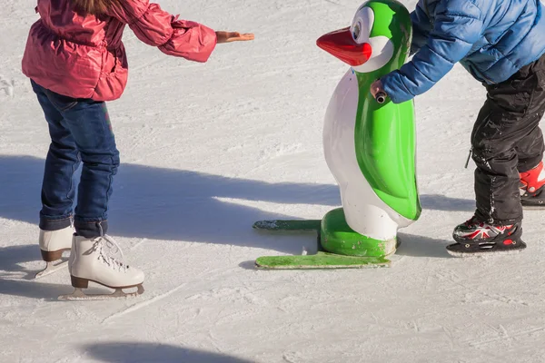 Bambina in abiti invernali pattinaggio su pista di ghiaccio — Foto Stock