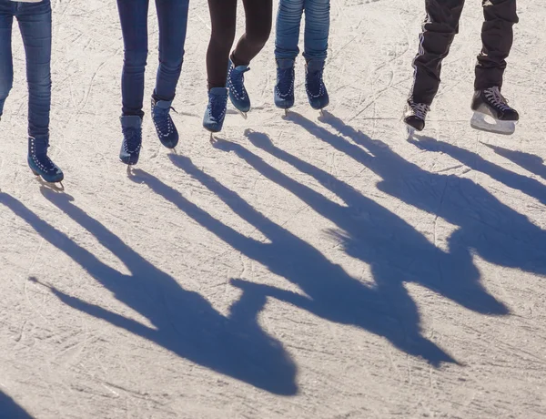 Schaduw achtergrond van groep van tieners op het ijs — Stockfoto