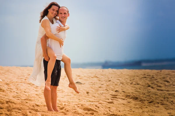 Hochzeitspaar hat gerade geheiratet — Stockfoto