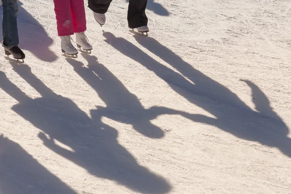 Schatten-Hintergrund der Familie auf der Eisbahn — Stockfoto