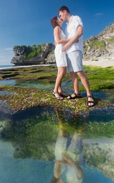 青いビーチでカップルのキス — ストック写真