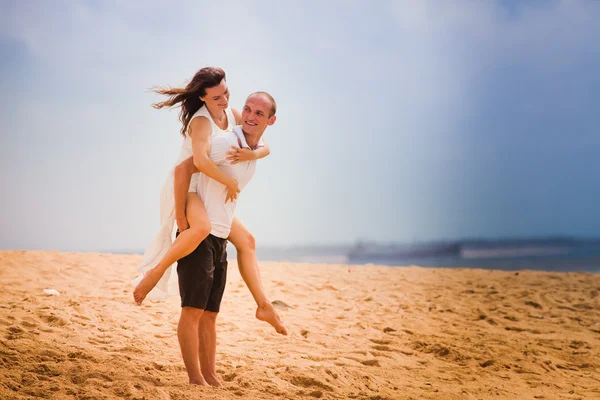 Cuplu fericit doar căsătorit — Fotografie, imagine de stoc