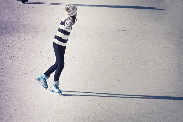 Adolescente chica en la pista de hielo —  Fotos de Stock