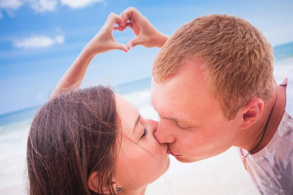 Junges Paar mit Liebeszeichen — Stockfoto