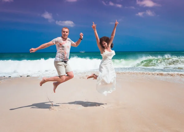Casal feliz saltando — Fotografia de Stock