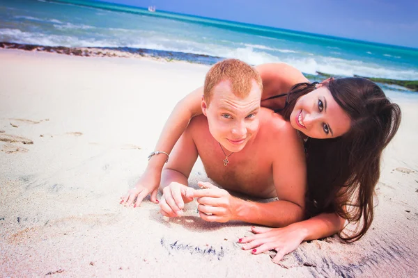 Casal deitado na praia — Fotografia de Stock