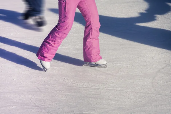 Frau auf der Eisbahn — Stockfoto