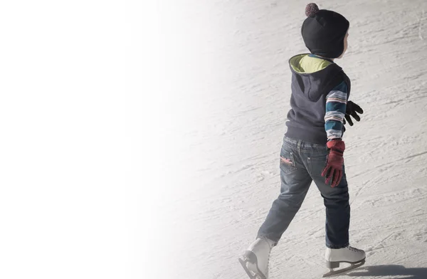 Petit garçon en vêtements d'hiver patinant sur la patinoire — Photo