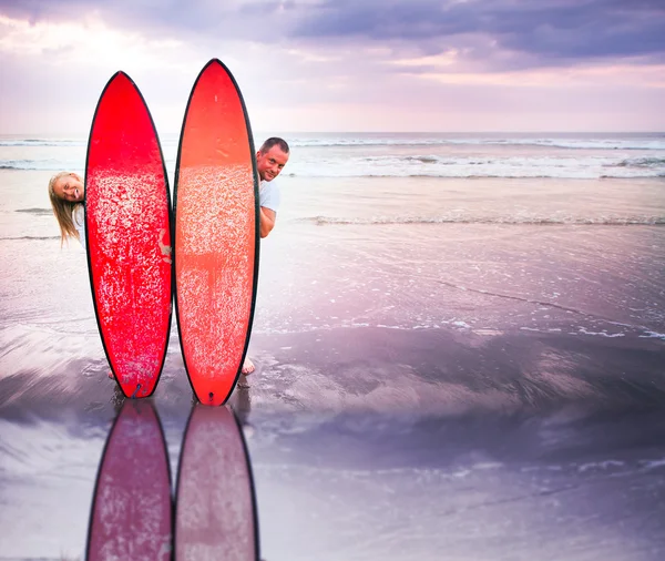 Pareja divertida de surfistas en la costa en Indonesia — Foto de Stock