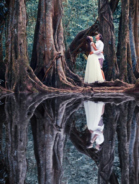 숲에서 결혼식 한 쌍 — 스톡 사진