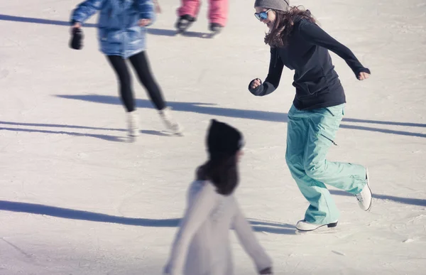 Chica joven en la pista de hielo al aire libre —  Fotos de Stock