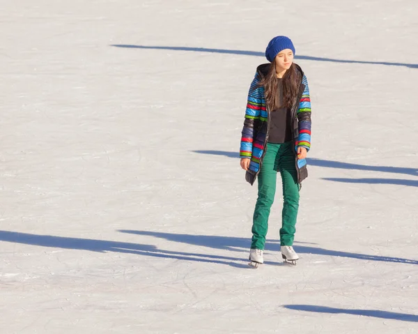Młoda dziewczyna na zewnątrz lodowiska — Zdjęcie stockowe