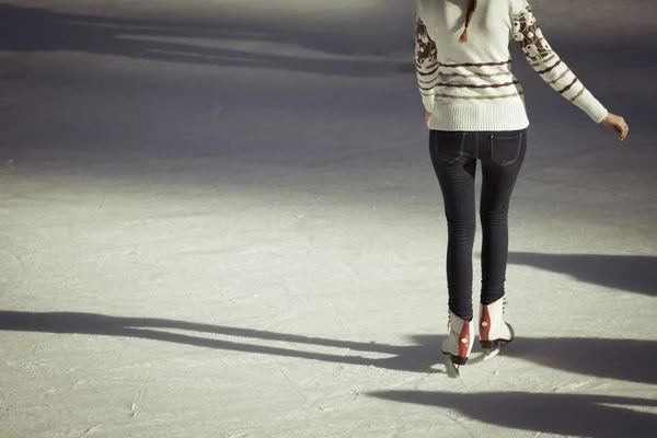 Jeune fille à la patinoire — Photo