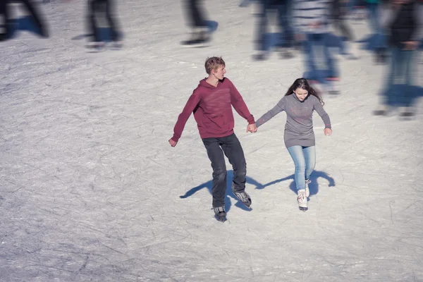 Image d'un groupe d'adolescents sur la glace — Photo