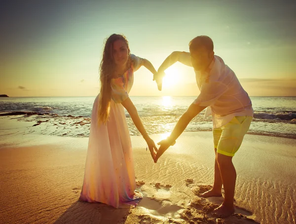 Jovem casal com sinal de amor — Fotografia de Stock