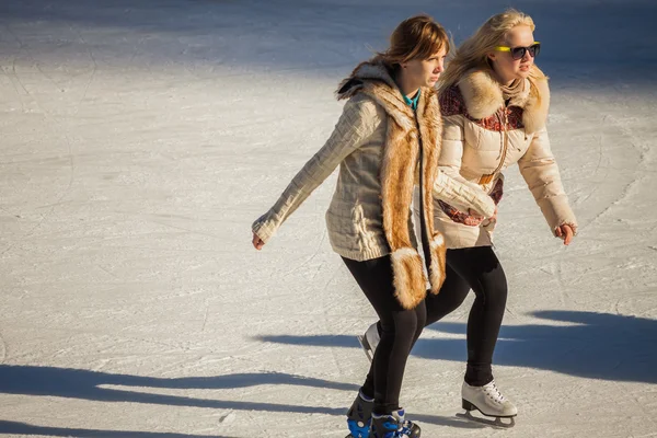 Two girls of teenagers on the ice — Stock Photo, Image