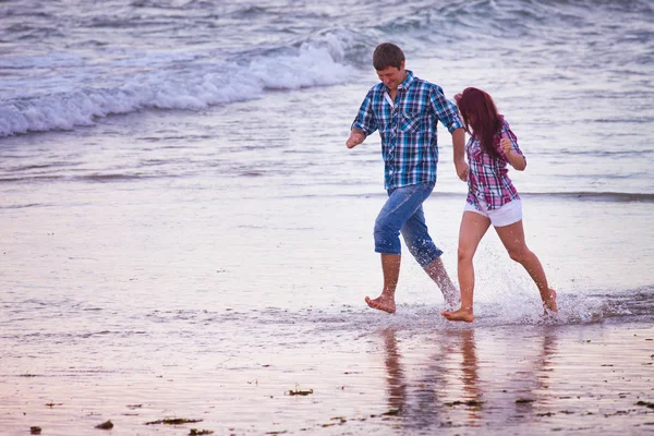 Casal correndo na praia — Fotografia de Stock