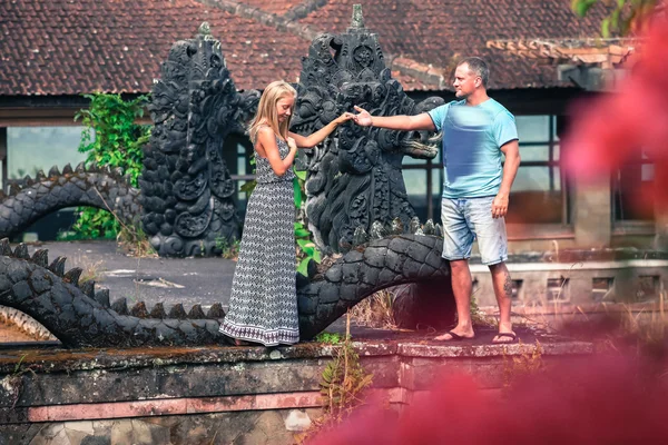 Foto eines ungewöhnlichen Paares im mystischen Hotel — Stockfoto