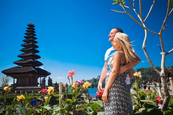 Bali dili temple yakınındaki balayı Çift — Stok fotoğraf