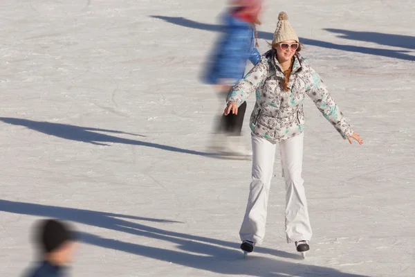 Jonge meisje op de ice rink buiten — Stockfoto