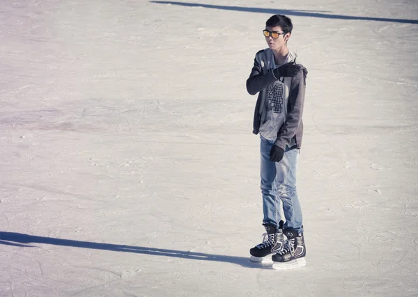 Jonge man op de ice rink — Stockfoto