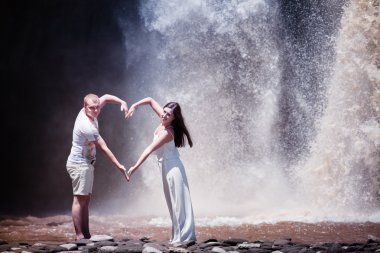 sevgi işareti ile genç Çift