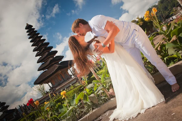 Casal de casamento perto do famoso templo — Fotografia de Stock