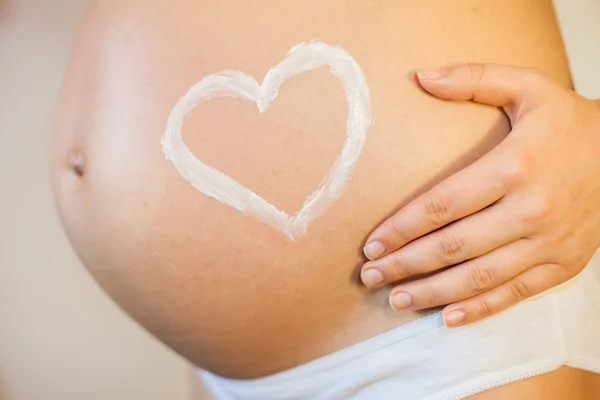 Schwangere mit Konzept der Liebe — Stockfoto