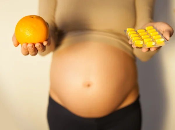 Femme enceinte utilise des comprimés de vitamines — Photo