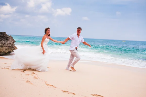 Casal correndo na praia — Fotografia de Stock