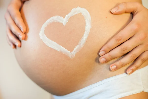 Těhotná žena s koncepcí lásky — Stock fotografie